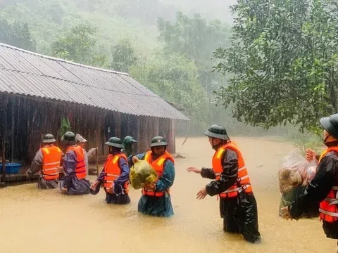 Quảng Bình: Nước lũ đang lên, di dời người dân vùng nguy hiểm đến nơi an toàn