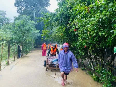 Quảng Bình: Mưa lũ diễn biến phức tạp, các trường chủ động cho học sinh nghỉ học