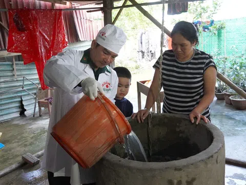 Nước lũ rút, người dân Quảng Bình tất bật dọn dẹp để ổn định cuộc sống