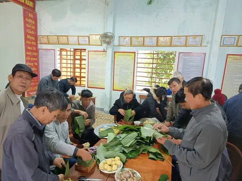 Hà Tĩnh: Hàng trăm người dân cùng gói bánh chưng để dâng vua Mai