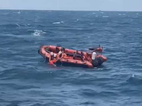 Cứu sống 11 thuyền viên trong vụ chìm tàu ở vùng biển thị xã Kỳ Anh