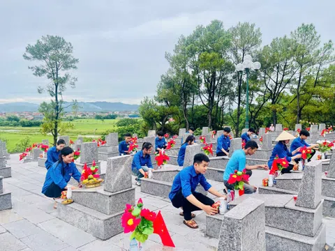 Hà Tĩnh: Linh thiêng hàng ngàn ngọn nến, đóa hoa tri ân các anh hùng liệt sĩ.