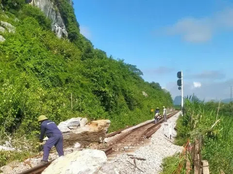 Khắc phục sự cố sạt lở đá làm biến dạng đường sắt Bắc - Nam đoạn qua Quảng Trị