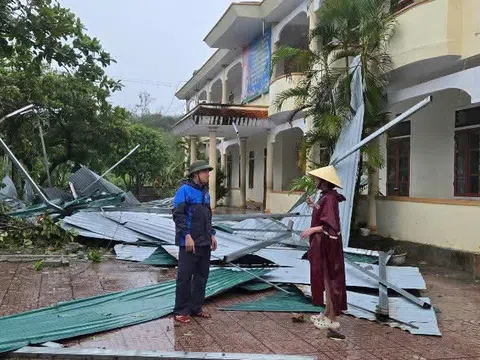 Trường lớp ngổn ngang sau bão ở Hà Tĩnh: 167 điểm trường đang được khẩn trương khắc phục