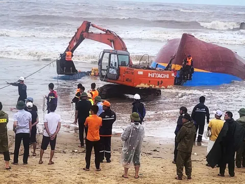 Quảng Trị: Nỗ lực tìm kiếm 9 thuyền viên mất tích