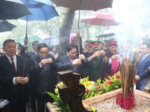 Thủ tướng dâng hương tưởng niệm các Vua Hùng trong Ngày Giỗ Tổ Hùng Vương