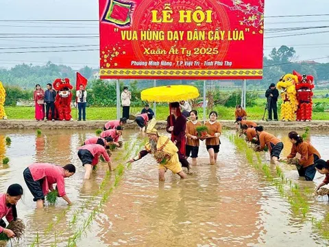 Lễ hội Vua Hùng dạy dân cấy lúa ở vùng đất cội nguồn dân tộc