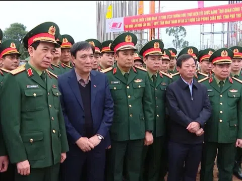 Đại tướng Phan Văn Giang thăm và động viên các lực lượng thi công cầu Phong Châu