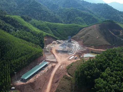 Sơn Động - Bắc Giang: Trạm trộn bê tông xây dựng trái phép "sừng sững" trên đất rừng Tây Yên Tử