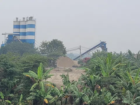 Hà Nội: Trạm trộn bê tông “hết” phép ngang nhiên hoạt động tại huyện Gia Lâm