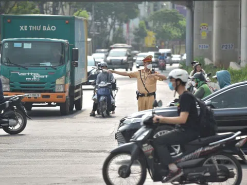 Hà Nội: Đội CSGT số 6 tăng cường xử lý xe khách dừng đỗ, đón trả khách sai quy định dịp nghỉ lễ
