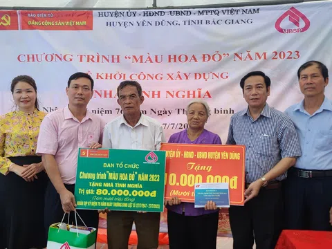 Chương trình "Màu hoa đỏ" trao tặng nhà tình nghĩa cho bệnh binh tại Bắc Giang