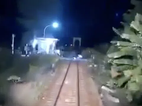 Video người đàn ông thoát chết trong gang tấc nhờ sự dũng cảm của nhân viên đường sắt