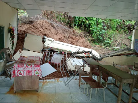 Một phòng học ở huyện miền núi Quảng Nam bị sập do mưa lớn