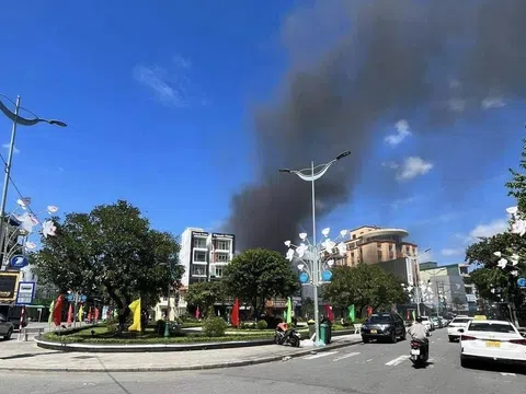 Quảng Ngãi: Cháy kho đồ nhựa, cột khói đen cao hàng chục mét