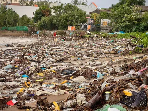 Hàng tấn rác thải phủ kín bờ biển Quảng Ngãi
