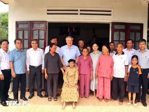 Đồng chí Nguyễn Hòa Bình tặng quà cho người có công ở Quảng Nam