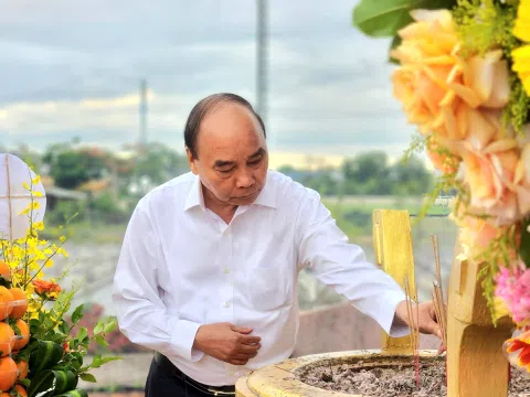 Nguyên Chủ tịch nước Nguyễn Xuân Phúc viếng hương tưởng nhớ các Anh hùng liệt sĩ, tặng quà đối tượng chính sách tại Điện Bàn