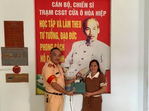 Cảnh sát giao thông Đà Nẵng nhanh chóng xác minh, trao trả lại tài sản cho khách du lịch