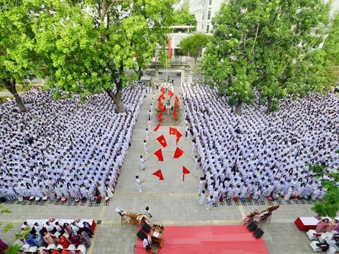 Rộn ràng ngày khai giảng năm học mới tại trường THPT Phan Chu Trinh, Đà Nẵng