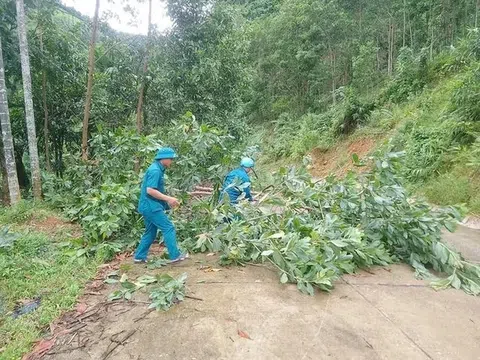 Quảng Nam: Nhiều tuyến đường bị sạt lở, hàng chục ngôi nhà bị nứt do ảnh hưởng mưa lớn của bão số 4