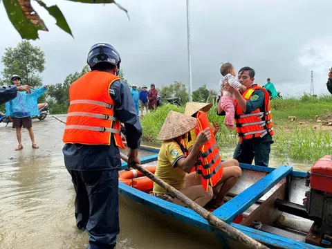 Mưa lớn kéo dài, lũ nhấn chìm hàng chục nhà dân ở Quảng Ngãi