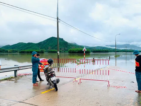 Nước lũ dâng cao, giao thông bị chia cắt nhiều nơi ở huyện Nông Sơn