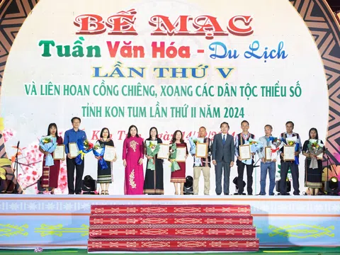 Khen thưởng các nghệ nhân có thành tích cao tại tuần lễ văn hóa Kon Tum