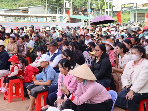 Phiên chợ 0 đồng tại xã vùng cao Quảng Ngãi: Lan tỏa tình người, mở hướng phát triển mới