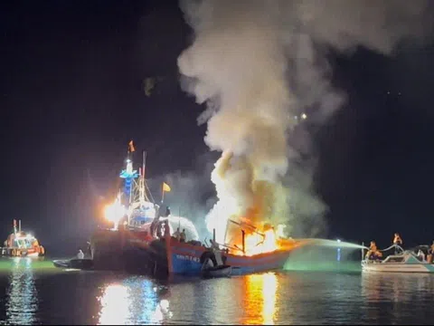 Tàu cá ở Quảng Ngãi bốc cháy trong đêm, nguyên nhân nghi chập điện