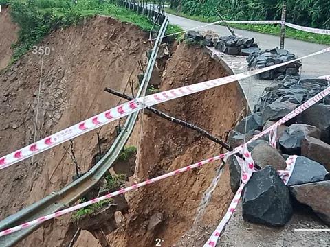 Sạt lở nghiêm trọng đe dọa tuyến đường huyết mạch vùng cao Quảng Ngãi