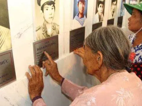 Nước mắt người vợ tại khu tưởng niệm Gạc Ma