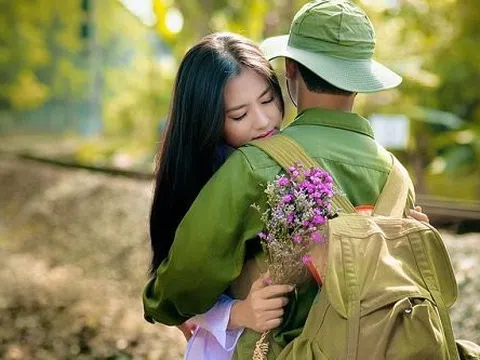 Những mối tình nảy mầm từ trong lửa đạn