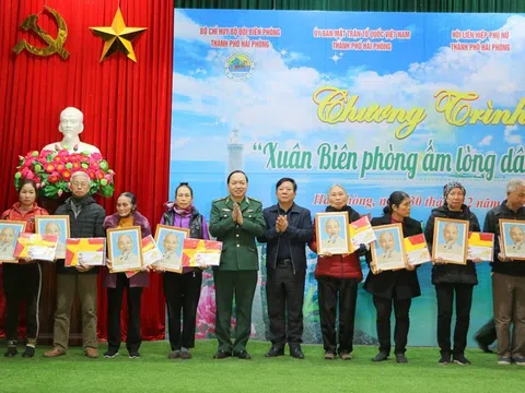 Chương trình “Xuân Biên phòng ấm lòng dân biển” trao 160 suất quà tặng gia đình chính sách, có hoàn cảnh khó khăn tại huyện Tiên Lãng (Hải Phòng)