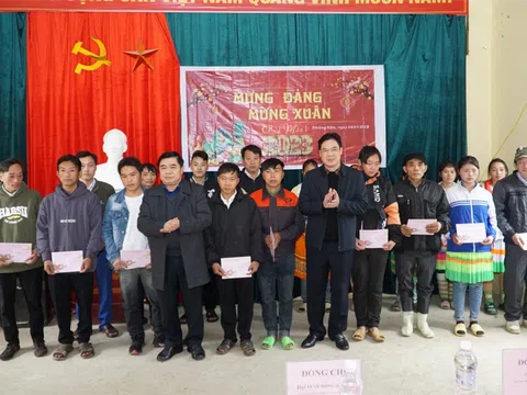 Cao Bằng: Đoàn công tác của tỉnh tặng quà, ăn Tết với đồng bào dân tộc Mông xóm Phiêng Nặm (Bảo Lâm)