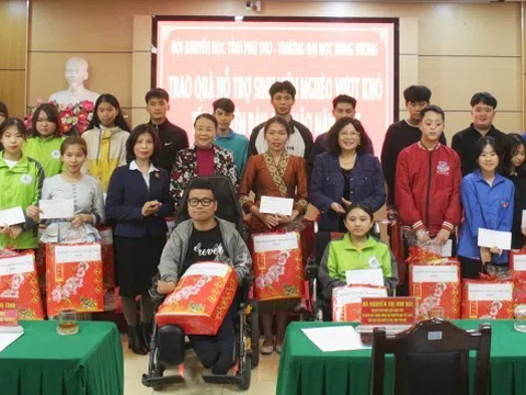 Phú Thọ: Trao quà hỗ trợ sinh viên nghèo vượt khó nhân dịp Tết Nguyên đán Quý Mão 2023