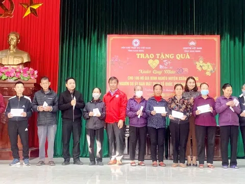 Nam Định: Hội Chữ thập đỏ phối hợp với các ban ngành trao quà Tết cho người nghèo