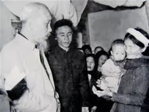 Những câu chuyện cảm động Bác Hồ đi thăm và chúc tết người nghèo