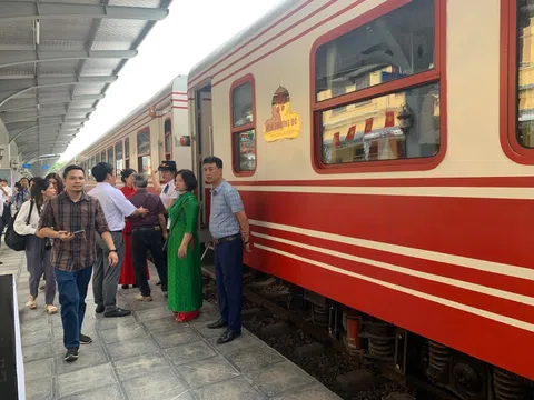 Tuyến tàu Hoa Phượng Đỏ tung loạt ưu đãi lớn