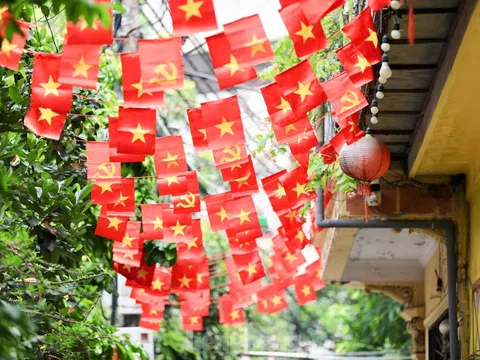 Phố phường Hà Nội rực rỡ cờ hoa, băng rôn mừng Quốc khánh 2/9