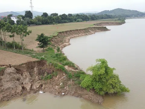 Sông Mã sạt lở, hàng chục hộ dân lo lắng