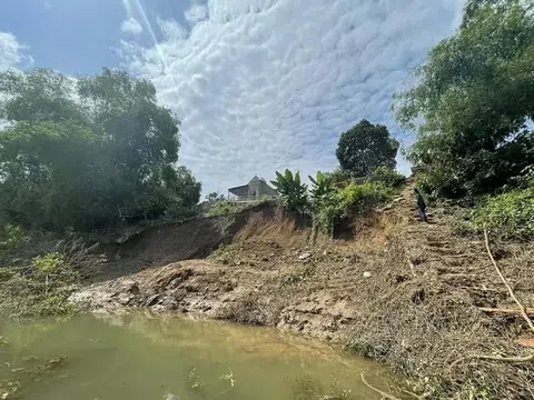 Thanh Hóa: Đê sông Bưởi sạt lở, người dân sống trong thấp thỏm