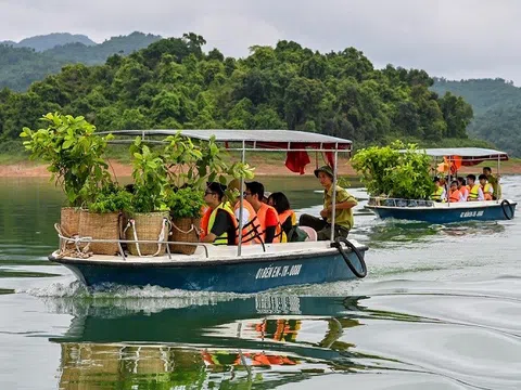 Xuân về, đến Bến En đi tàu khám phá thiên nhiên