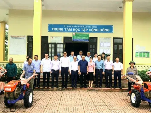 Ủy ban MTTQ tỉnh Nghệ An phối hợp doanh nghiệp tặng máy kéo cho người dân khó khăn