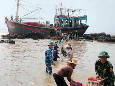 Lực lượng chức năng Nghệ An cứu hộ thành công tàu cá gặp nạn trên vùng biển Quỳnh Lưu