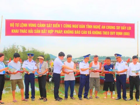 Nghệ An: Cảnh sát biển tuyên truyền cho ngư dân chống khai thác thuỷ sản bất hợp pháp