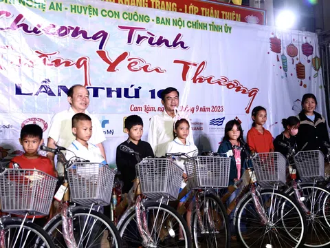 Báo chí Nghệ An mang “Vầng trăng yêu thương” đến với trẻ em nghèo