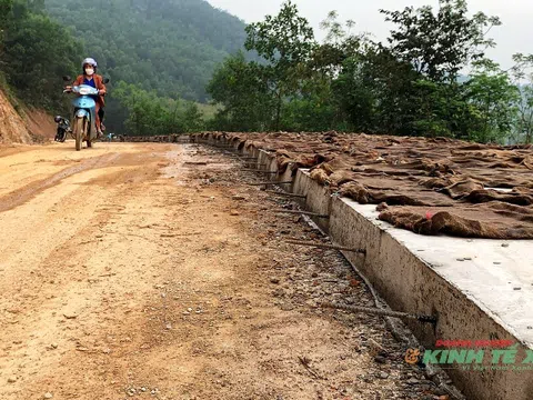 Hàng nghìn thanh sắt lộ ra khỏi bê tông “thách thức” người đi đường ở Tuyên Quang