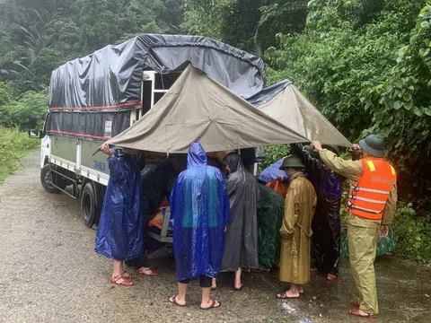 Quảng Bình: Chuyển lương thực, thực phẩm vào các bản làng bị lũ cô lập