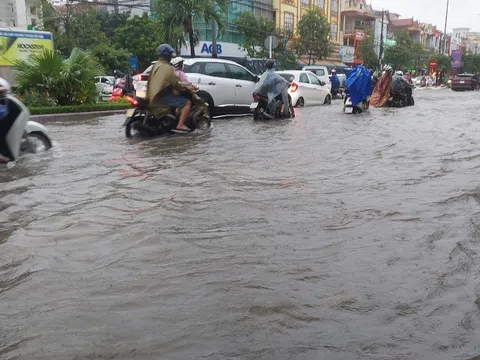 Mưa lớn kéo dài, nhiều tuyến đường ở Đồng Hới bị ngập cục bộ